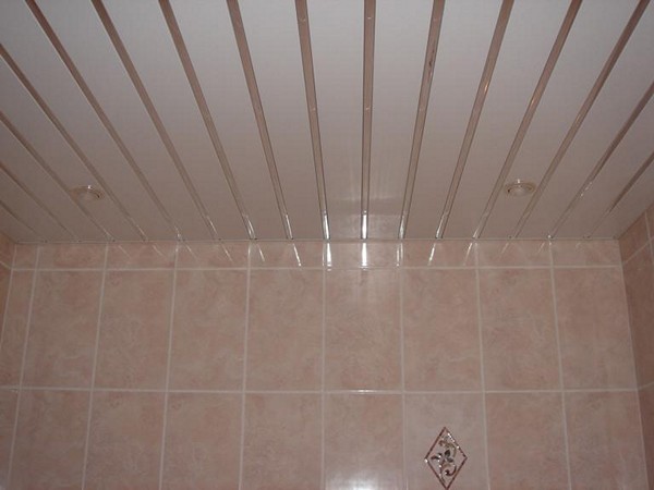 конструкция реечных подвесных потолков для ванной