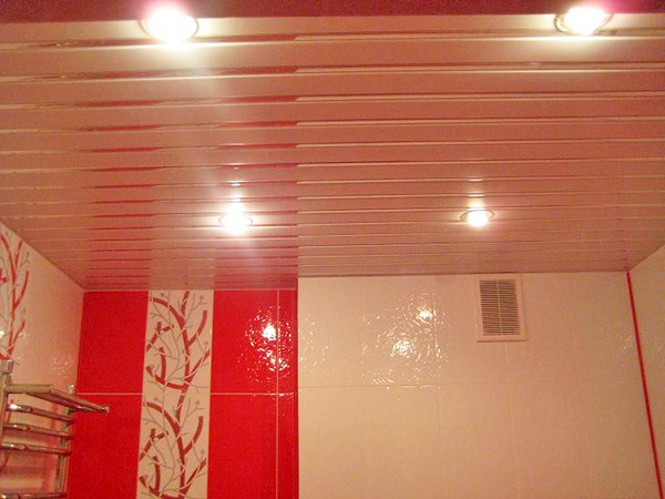потолок в ванную реечный подвесной фото