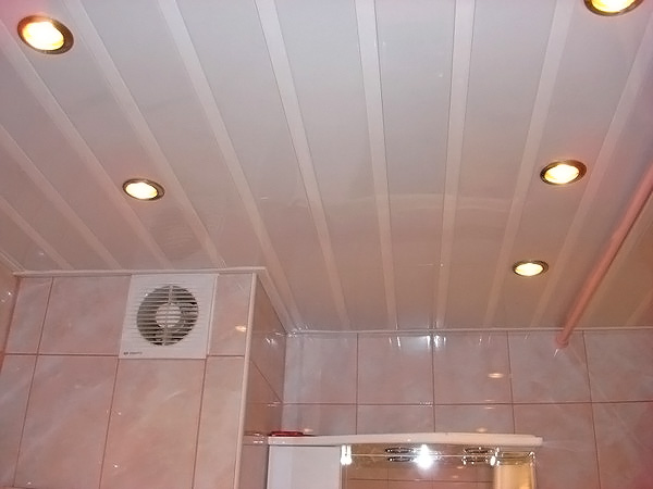установка подвесных потолков в ванной фото