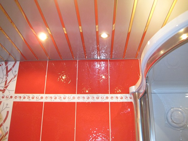 реечный потолок в ванной комнате фото