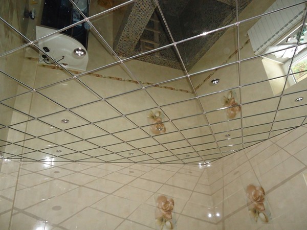 кассетный зеркальный потолок в ванной фото