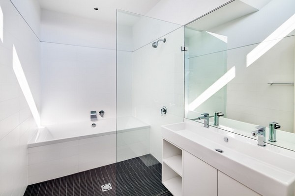 дизайн ванной комнаты в белом цвете фото