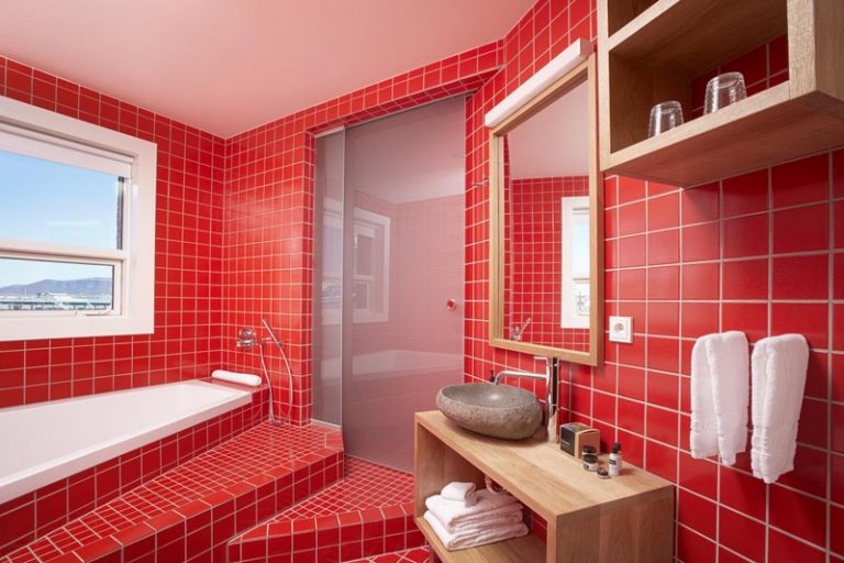 Дизайн ванной комнаты красная плитка
